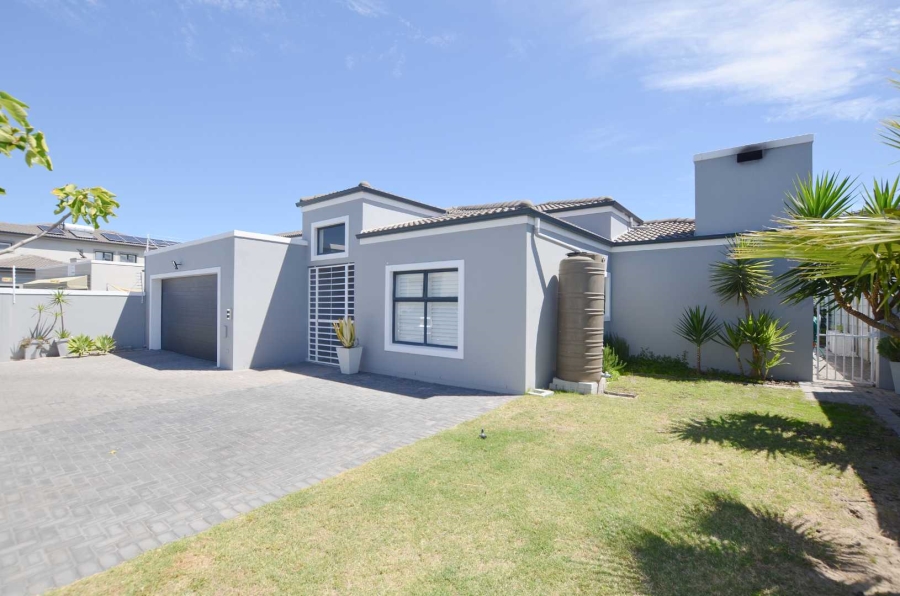 5 Bedroom Property for Sale in Parklands North Western Cape